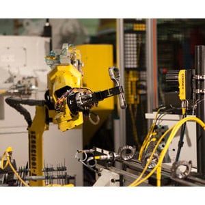 Двухдисковая шлифовальная система, разработанная C & B Machinery для General Motors  