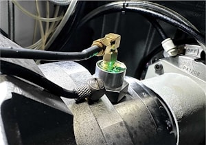 Обнаружение и контроль вибрации устройства подачи прутков в режиме реального времени  