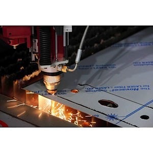 Волоконный лазер Salvagnini режет металл, защищенный пленкой  